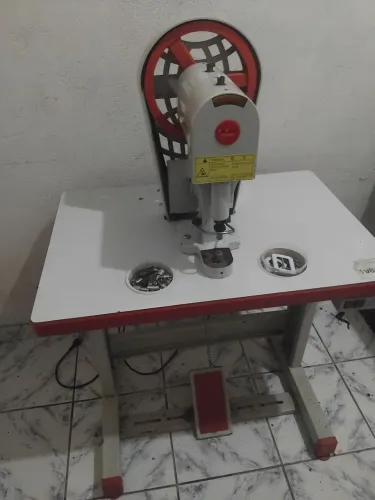 Maquina de botão rebite e ilhois