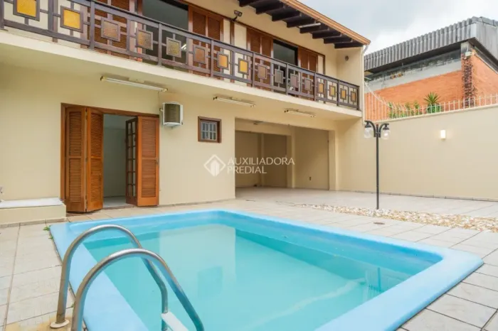 Casa à venda, com 4 quartos, 5 vagas de garagem em Ipanema - Porto Alegre - RS