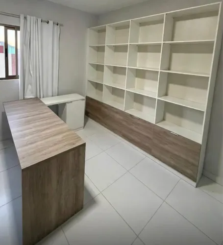 Estante com nincho, mais armário em baixo e uma bancada em L para estudos (Escritório)