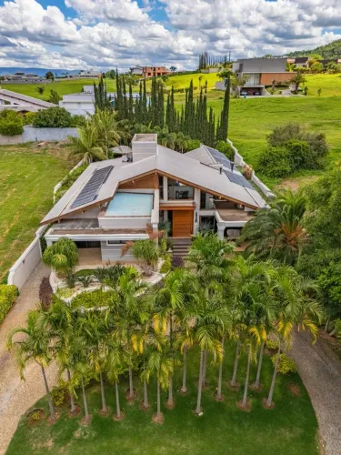 Casa com 4 suítes no condomínio FAZENDA SERRAZUL I por R$ 5.600.000