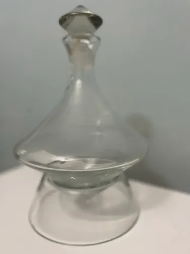Decanter / Licoreira Antiga de Vidro com Base Cônica