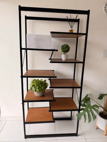 Estante alta para livros decorativa