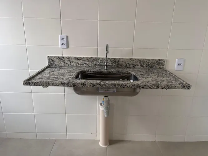 Vendo bancada em granito com cubo inox e torneira