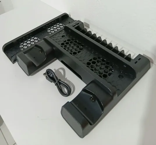 SUPORTE VERTICAL p/ carga dos controles e resfriamento do PS4 