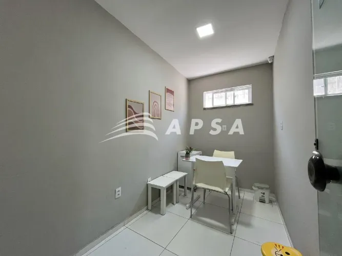 COM 9M², ESTA SALA COMERCIAL MOBILIADA É UMA OPÇÃO PRÁTICA PARA PROFISSIONAIS QUE ATUAM CO