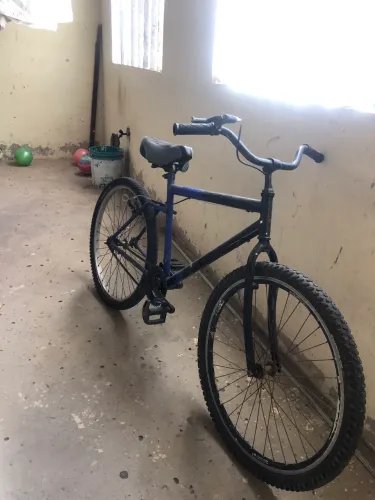 Vendo bicicleta comuna pequeno desfeito na jante por isso o preço baixo
