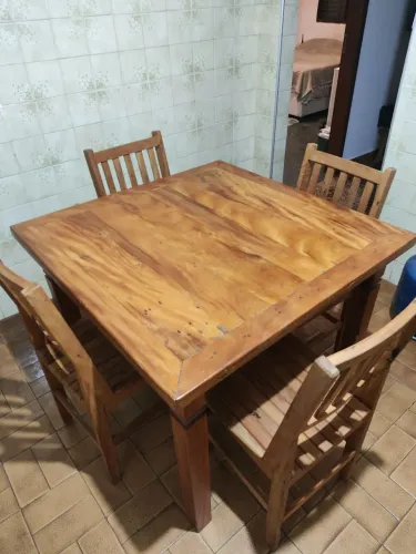 Vendo mesa rústica e 4 cadeiras (peroba rosa)