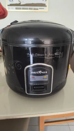 Panela elétrica de arroz Britânia, tamanho família, faz até 10 xícaras de arroz. 127v.