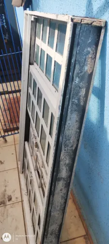 2 JANELAS VENEZIANA E UMA GRADE DE SEGURANCA