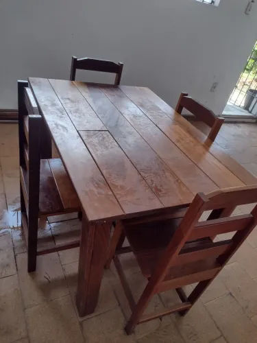 Mesa com quatro cadeiras  de madeiras. NAO FAÇO ENTREGA 