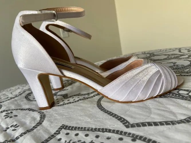 Sapato branco de noiva 