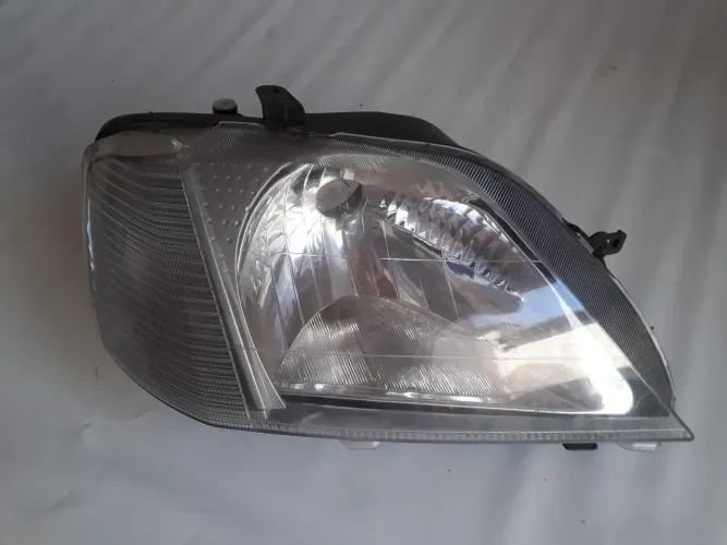 Renault Logan 2008  - Farol direito (seta raiada).
