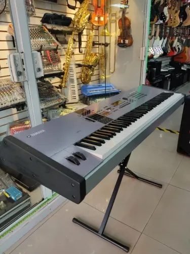 WORKSTATION YAMAHA MOTIF 8