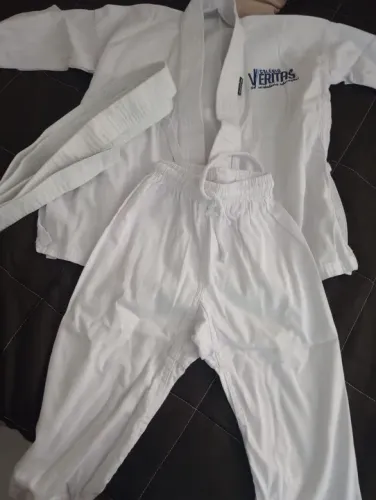 Roupa karatê tira logo marca da escola. 