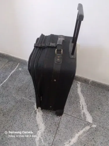 Mala com rodízios, descanso da forecast 