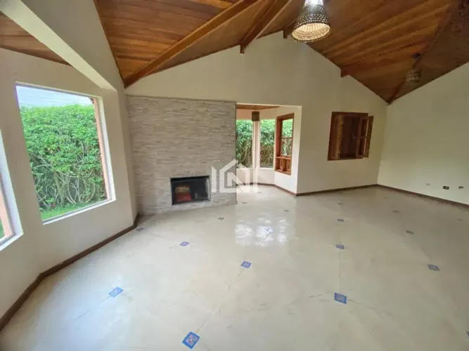 Casa térrea à venda no condomínio Los Alamos.