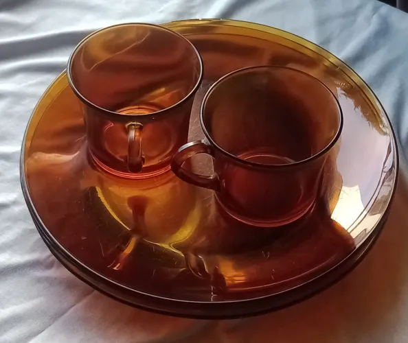 Conjunto de Prato e xícara de vidro âmbar vintage. Kit pratos de vidro