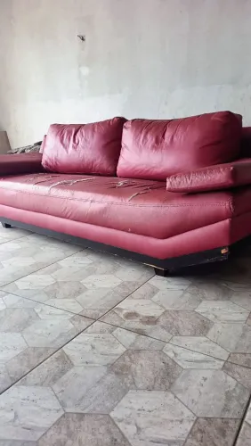 Sofá retrô vermelho