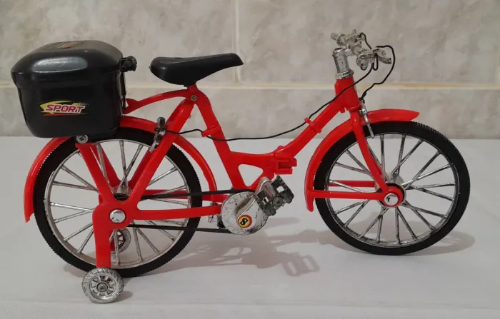 Bicicleta a pilha e músical.