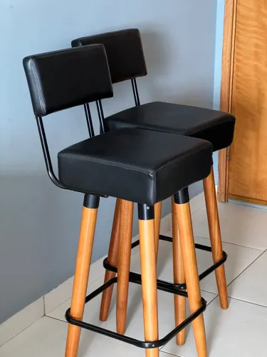 Banqueta Industrial com assento de couro, preta