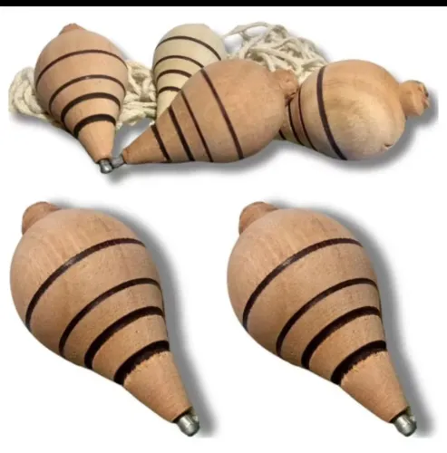 Pião de madeira com a cordinha