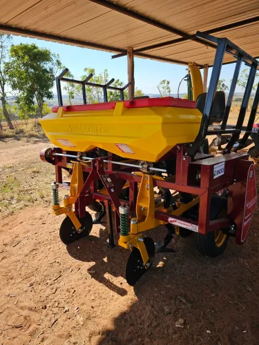 Plantadeira de mandioca com plantio direto
