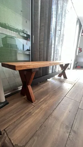 Banco de madeira rústico com estrutura em X