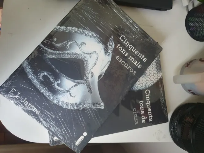 Kit -Cinquenta Tons Mais Escuros e Cinquenta Tons de Cinza - E. L. James