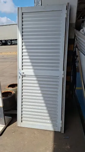 Porta de alumínio 220x85