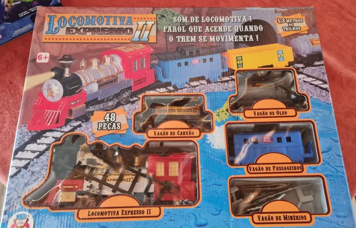 Trem com locomotiva para reforma