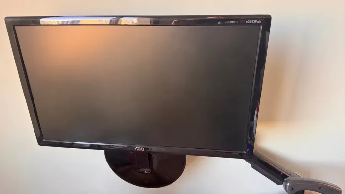 Monitor AOC 22 FHD polegadas com suporte articulado