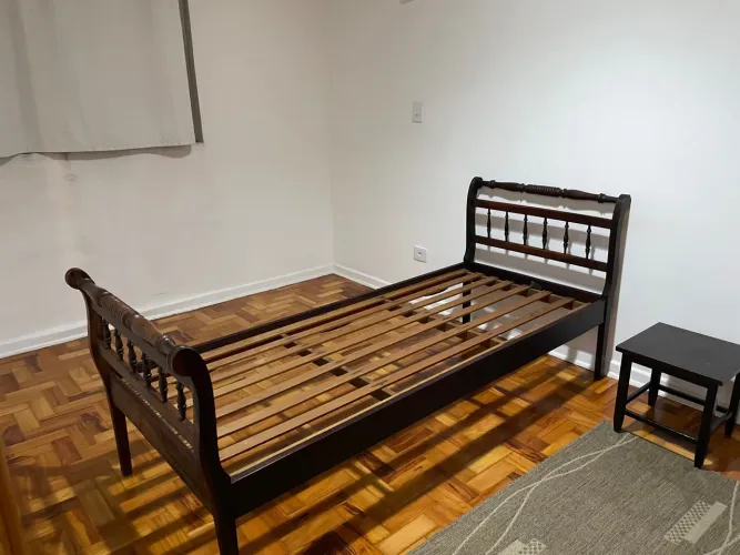 Cama maciça estilo colonial- antiquário 