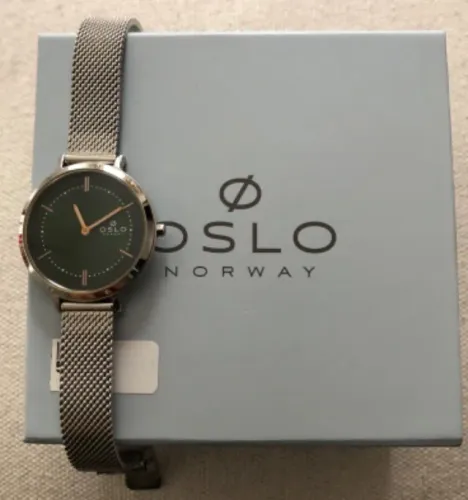 RELÓGIO OSLO PRATA COM FUNDO VERDE ESCURO SEM USO