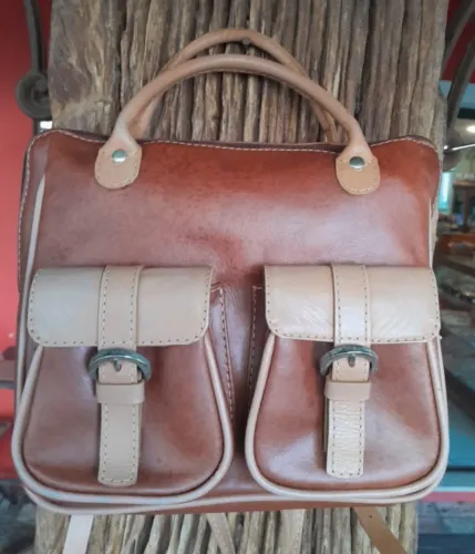 Pequena bolsa/mochila, em couro natural, da marca Wj. 