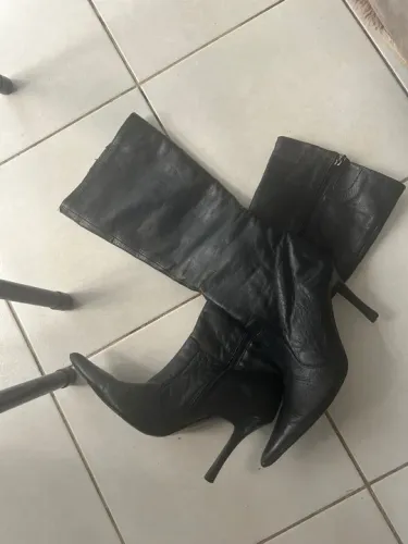 Botas de cano alto pretas - salto alto