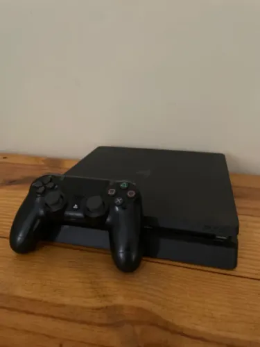 PS4 Slim 1TB + Dois Jogos