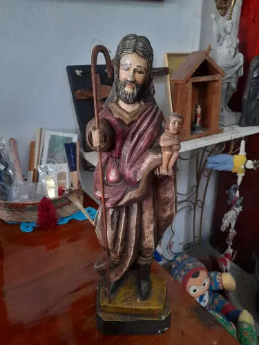 Escultura de madeira antiga de São José com o Menino Jesus