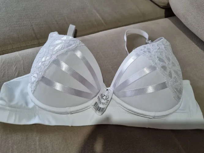 Sutiã branco com detalhes em renda e cetim