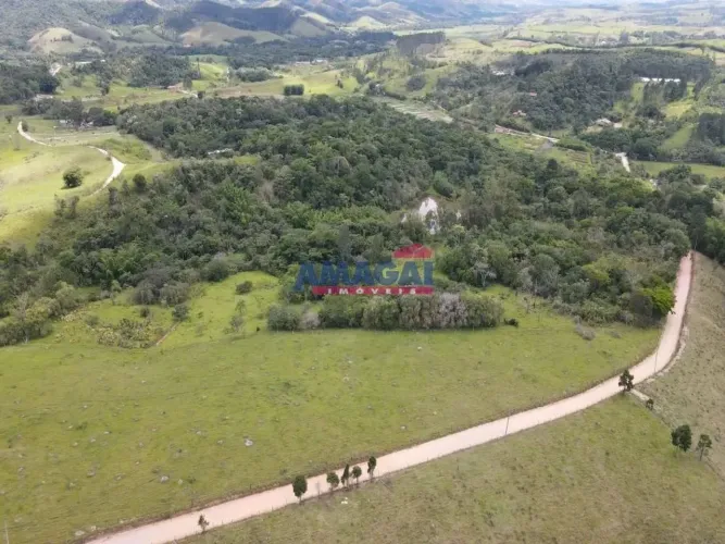 Sitio em Jacareí, no bairro Paratei De Baixo, à venda.