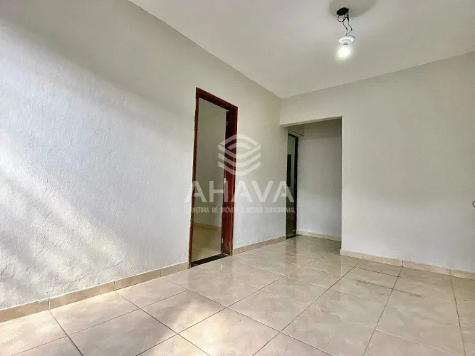 Linda casa com 2 Quartos - 1 Banheiro - Cozinha - Entrada Coletiva - Sem Vaga de garagem -