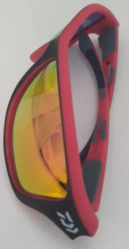 Oculos Vermelho com lentes espelhadas