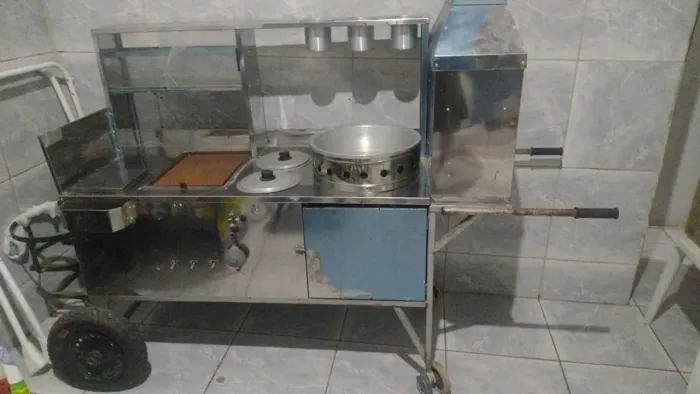 Carroça de espetinho cachorro quente
