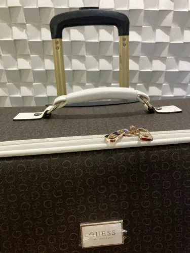 Linda Mala Guess para viagem