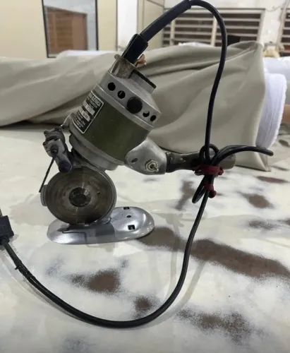 Máquina de cortar tecido