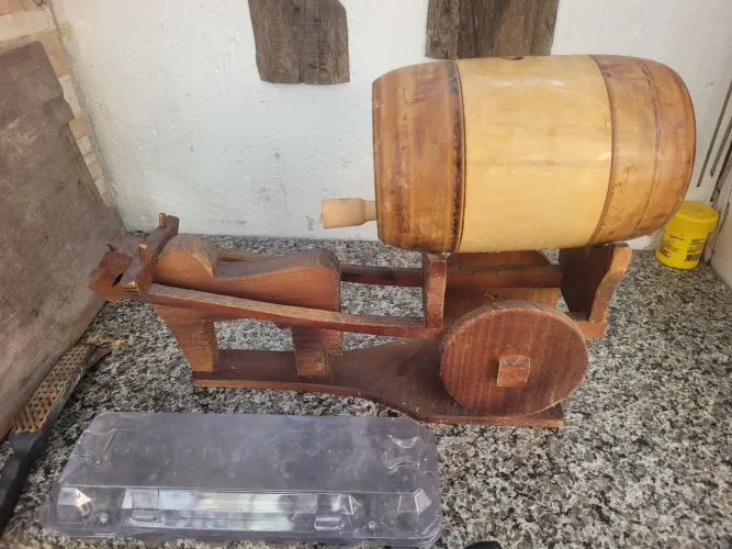 Carro de boi de madeira com barrica