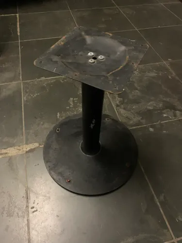 Pé de mesa preta de metal