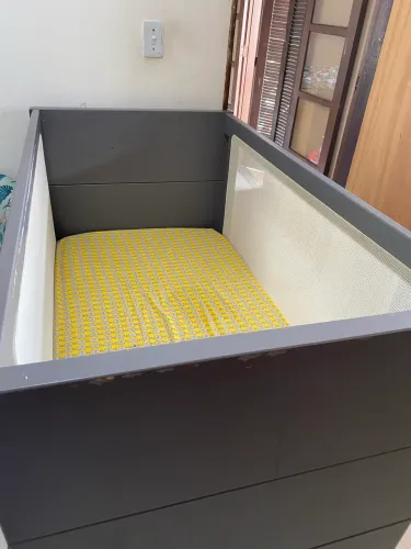 Berço em madeira com colchão 