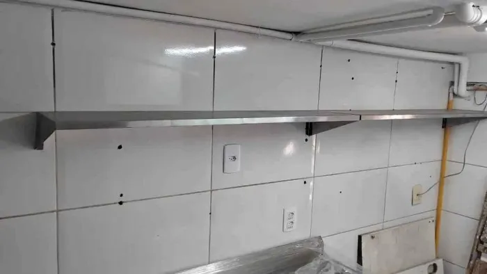 Prateleira aérea mão francesa Inox 1,00M X 0,30M - Marcos