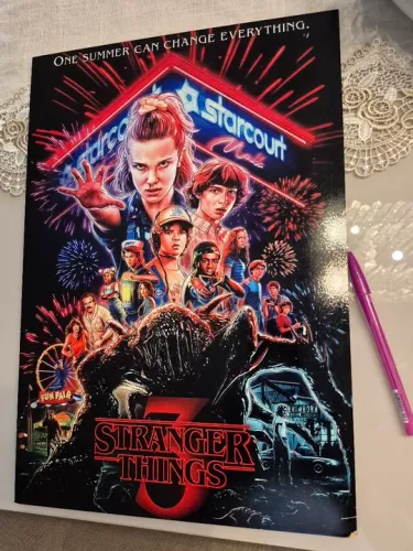 Quadro Poster Stranger Things - Starcourt Mall