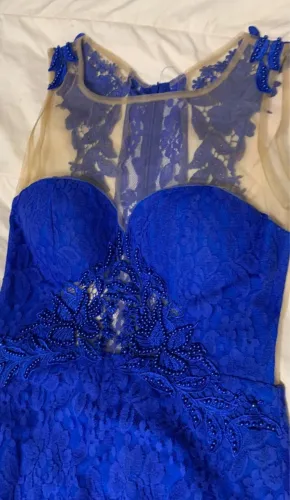 Vestido longo de festa com renda e bordados